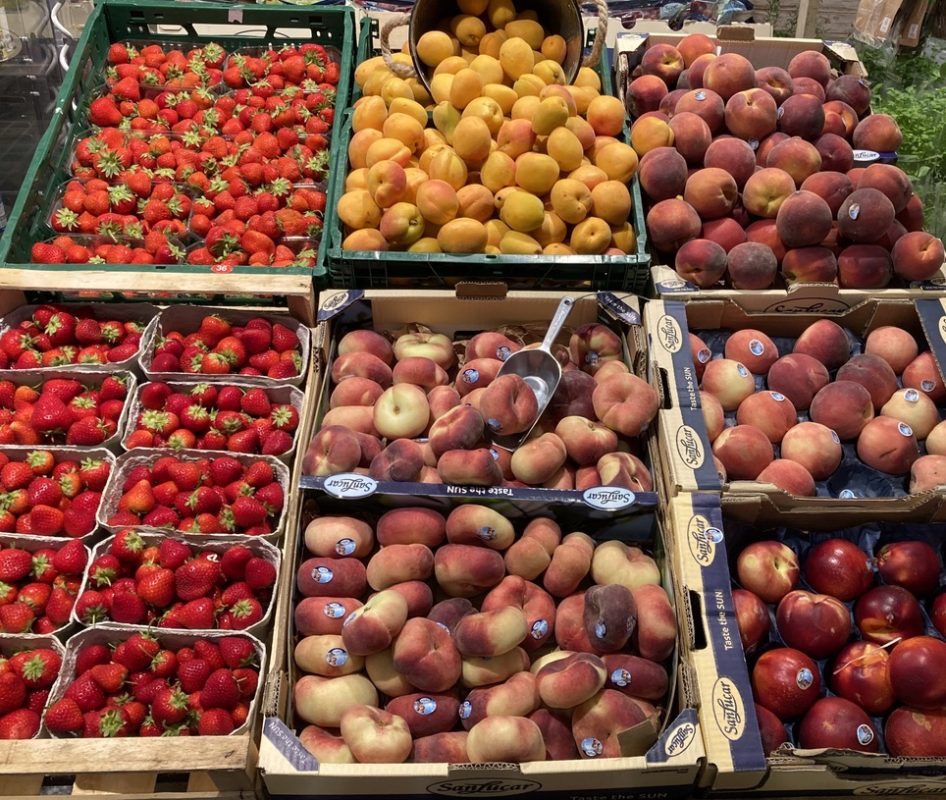 Sechs verschiedene Obstsorten zum Verkauf aufgebaut.